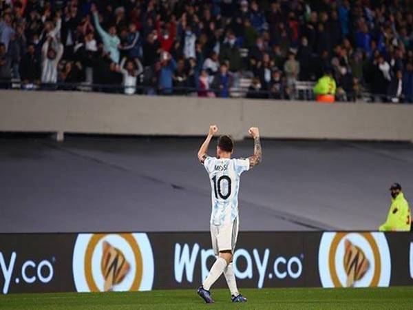 Tin BĐQT 11/10: Messi ghi siêu phẩm giúp Argentina thắng Uruguay