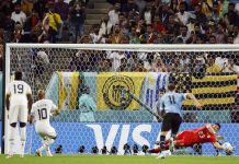 Tin bóng đá 3/12: ĐT Uruguay dừng bước mặc dù đã đánh bại Ghana
