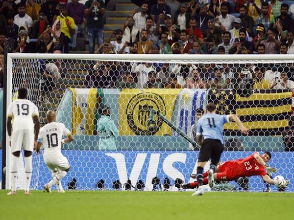 Tin bóng đá 3/12: ĐT Uruguay dừng bước mặc dù đã đánh bại Ghana