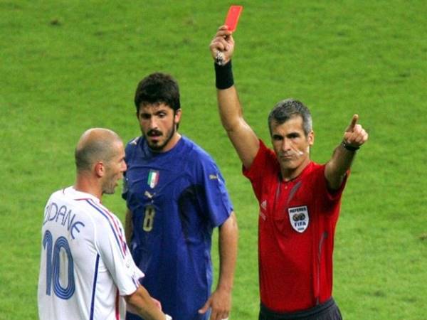 Ý nghĩa và luật sử dụng thẻ đỏ trong bóng đá
